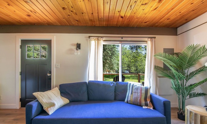 Paradise Estates Cabin | Cozy cabin very near Mt. Rainier National Park, perfect for the family.