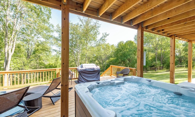 McHenry Cabin | Cozy Cabin w/Arcade, Deck & Fire Pit