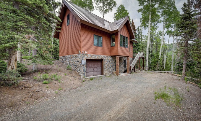 Beaver Cabin | Cozy Cabin w/Deck & Fireplace in Beaver!