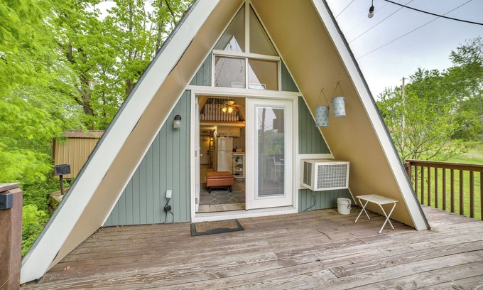 Rockaway Beach Apartment | Cozy Cabin w/Fire Pit: Walk to Lake Taneycomo!