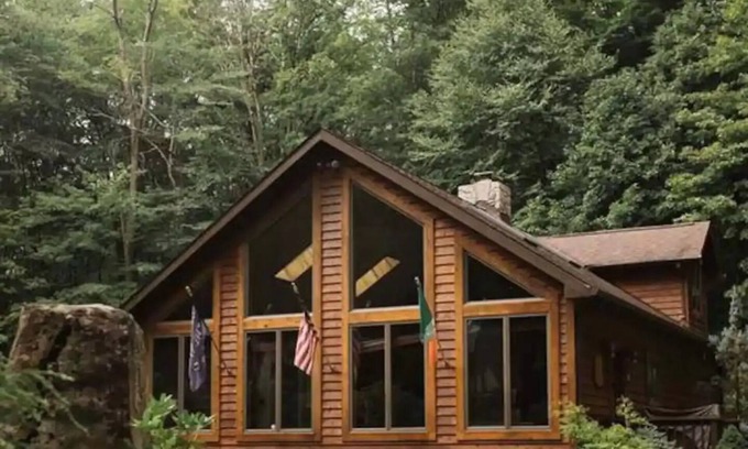 Jefferson Township Ski Chalet | Cozy Cabin w/Hot Tub & Indoor Fireplace