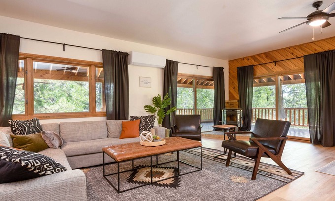 Mammoth Creek Cabin | Cozy Cabin w/Hot tub near amazing fishing lake!