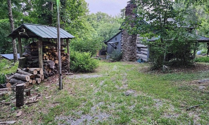 Peaks Cabin | Cozy Cabin w/Natural Beauty! 2-bedroom cabin in wonderful Bedford, VA.