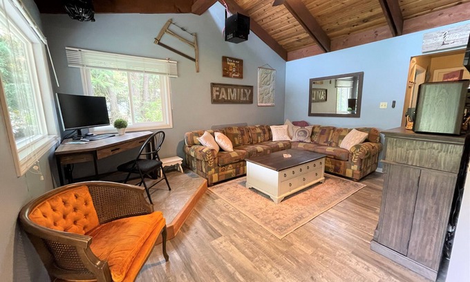 Swansea Point Cabin | Cozy cabin w/Trailer, Sleeps 6 - 10 guests, Walking Distance to Beach, Hot Tub!