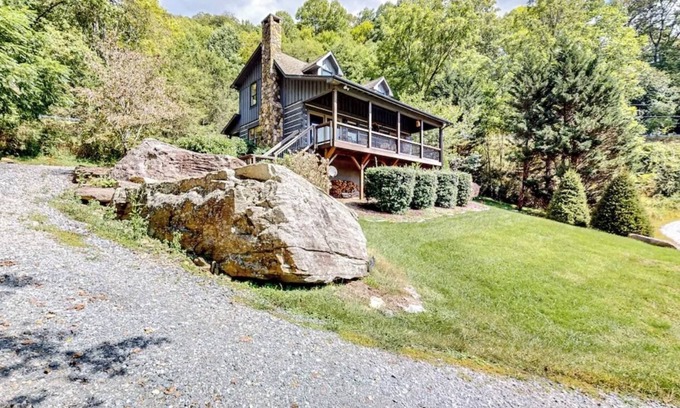 Sugar Grove Cabin | Cozy Cabin-WiFi, Game room, mountain views, hot tub fully stocked, Pet Friendly!