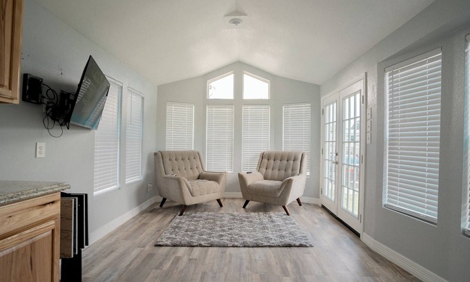 Brazoria Cabin | Cozy cabin with 1 bedroom and WiFi, AC in charming Brazoria