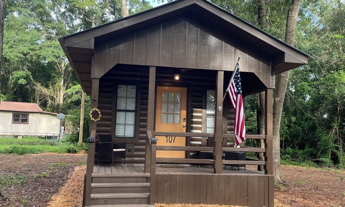Brewton Cabin | Cozy cabin with 1 bedroom and WiFi, AC in beautiful Brewton, Alabama