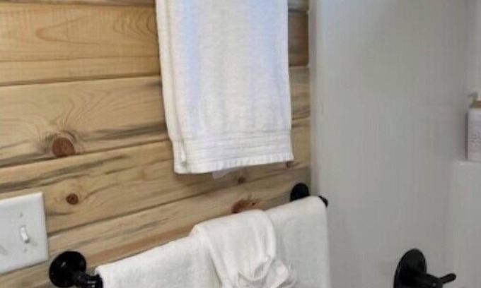 Cody Cabin | Cozy cabin with 1 bedroom, 1 bath wifi and ac in beautiful Cody Wy.