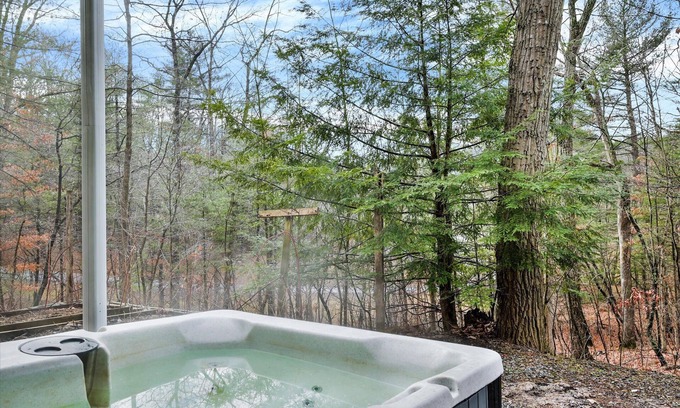 Sleepy Hollow Cabin | Cozy Cabin with Chill Vibes & Modern Conveniences