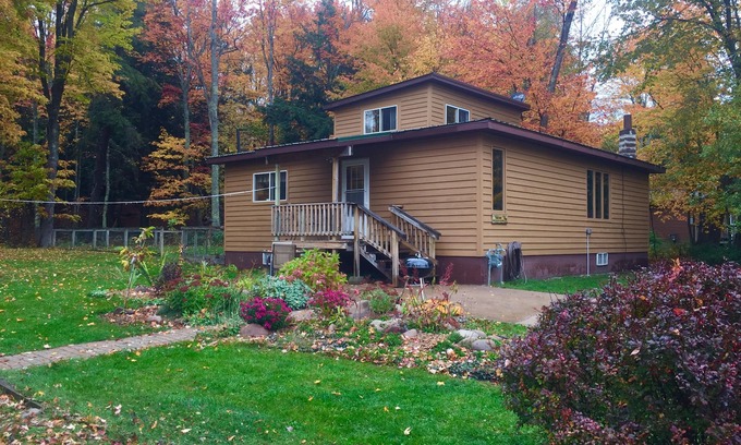 Au Train Cabin | Cozy cabin with fireplace! Winter wonderland, snowmobile, ice fish, ice caves,
