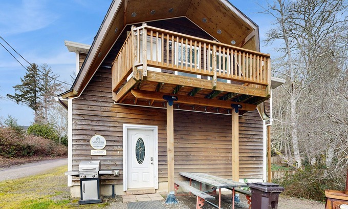 Netarts House | Cozy cabin with fireplace & WiFi, fishing & boats welcome - dog friendly