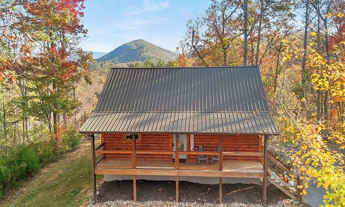 Sevierville Cabin | Cozy cabin with great views
