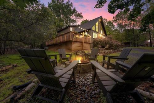 Albrightsville Ski Chalet | Cozy Cabin with Hot Tub, Pets, Lake