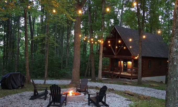 New Plymouth Cabin | Cozy cabin with hot tub & firepit