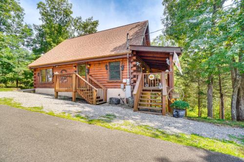 Sevierville House | Cozy Cabin with Hot Tub Less Than Half-Mi to Douglas Lake!