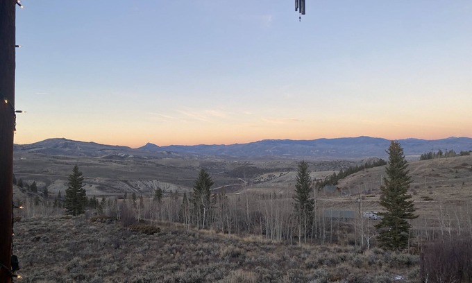 Kremmling Cabin | Cozy Cabin with Jaw-Dropping views of Gore Pass