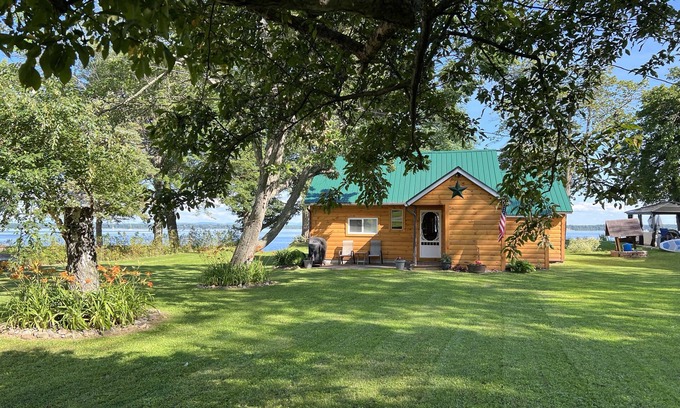 Champlain Cabin | Cozy cabin with panoramic lake views, quiet area, perfect for the family!