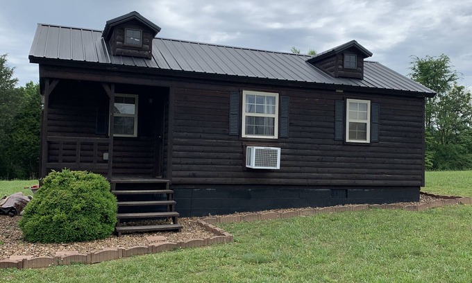 Albany House | Cozy Cabin with private back yard, located 5 min away from Dale Hollow Lake