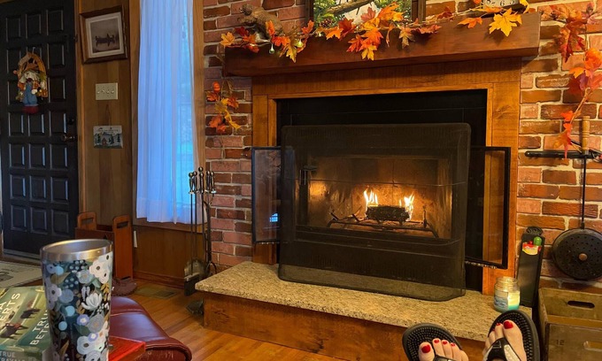 Franklin House | Cozy Cabin with Waterfalls 'Tween Franklin/Highlands