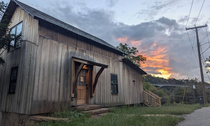 Central Business District Cabin | Cozy cabin with WiFi and AC in lovely Lynchburg