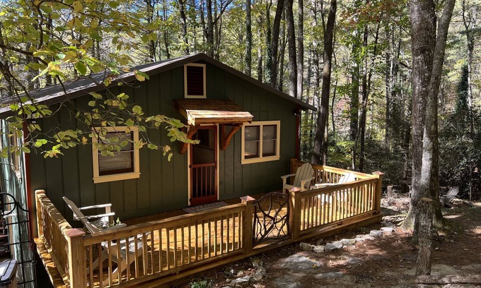 Cashiers Cabin | Cozy cabin within walking distance of Cashiers Crossroads.