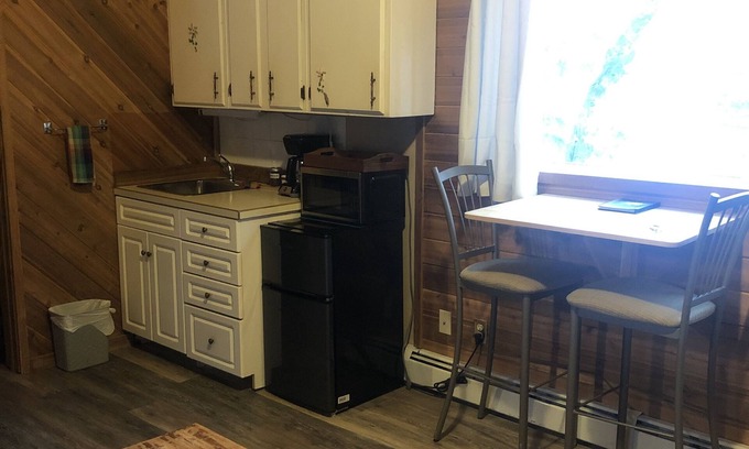 Beaver Mines Cabin | Cozy cabins that sleep 6 w/hot tub close to Castle Mountain!