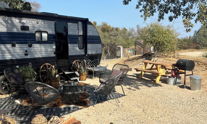 Coarsegold House | Cozy camper trailer in the foothills of the Sierra Nevada’s. Near Yosemite!