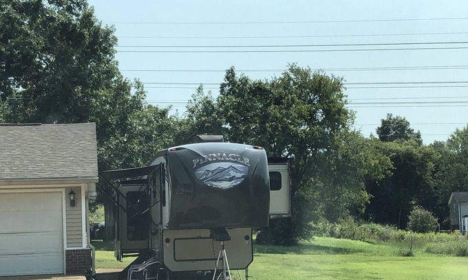 Rural Hill House | Cozy Camper