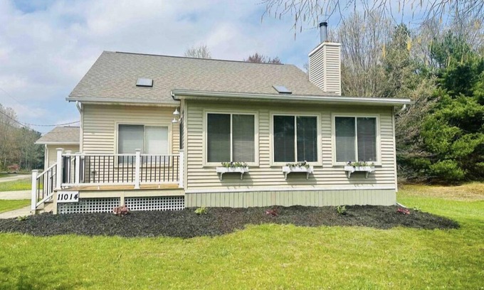 Canadian Lakes Cottage | Cozy Canadian lakes cottage (Pet friendly)