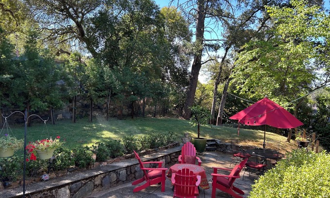 Auburn House | Cozy Canyon Retreat -Walk to Eateries and Hike in Canyon