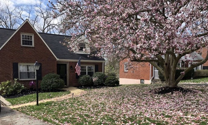 Upper St. Clair Cottage | Cozy Cape Cod with easy commute to the city!