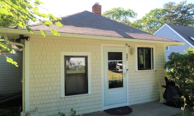 Hyannis House | COZY CAPE COTTAGE ON THE POND!