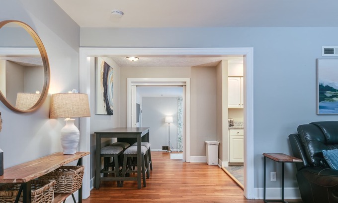 West Elmira House | Cozy Cape home located minutes from Hospitals and colleges.