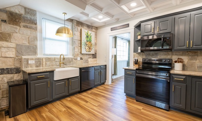 Rock Hill House | Cozy Caramel 2 Bd/2 Bth Bottom Floor Unit Sleeps 6