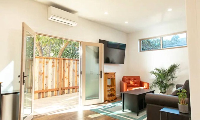 Ventura House | Cozy Casa. 1 mile from the beach/downtown.