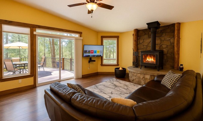 Cascade Ski Chalet | Cozy Cascade Cabin, Short Walk to the Lake!