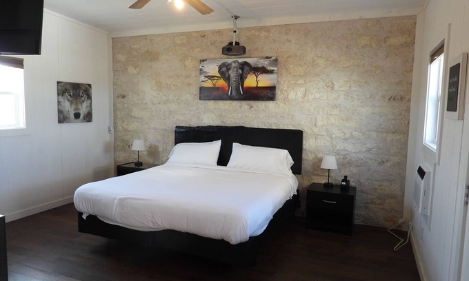 Bastrop House | Cozy casita: Bastrop state park view