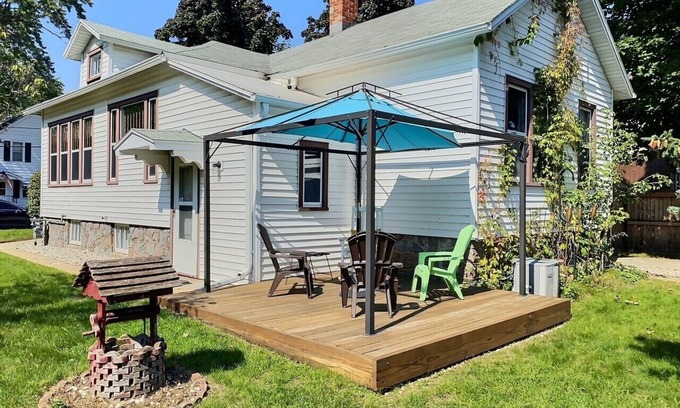 Menominee House | Cozy casita near the Bay