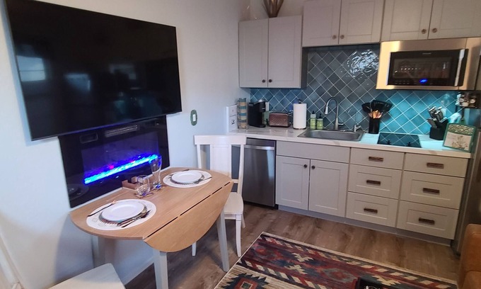 Emperor Estates House | "Cozy Casita" Private Pool and Spa/1 Bed/Full Kitchen/Walk in Shower/BBQ