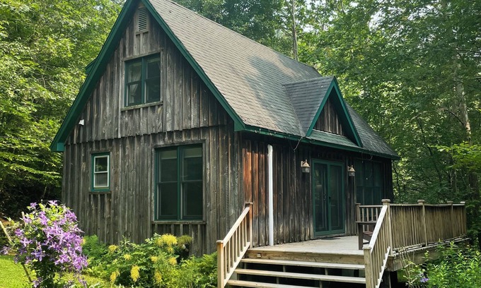Long Eddy Cabin | Cozy Catskills cabin with POOL outside Callicoon by the Delaware River
