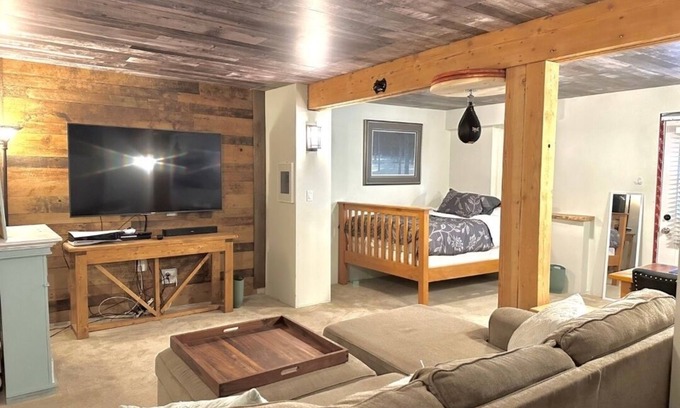Colwood House | Cozy Cave Retreat. Pet Friendly.