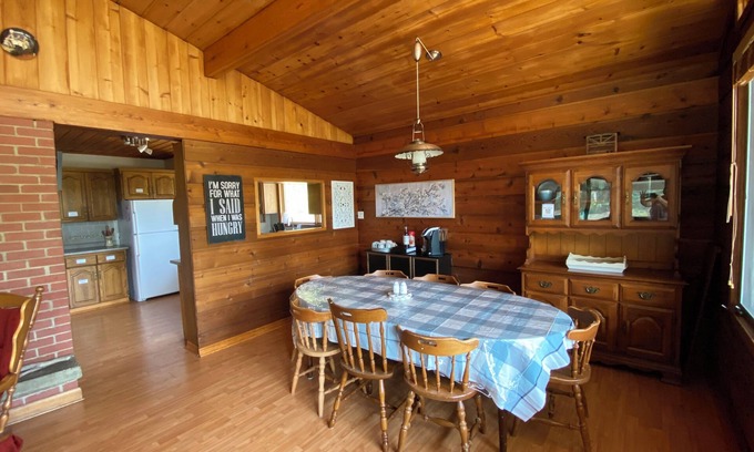 Victoria Beach Cabin | Cozy Cedar Cabin 4 season estate, Games Room, Beach & Trail access, Sled/XSki