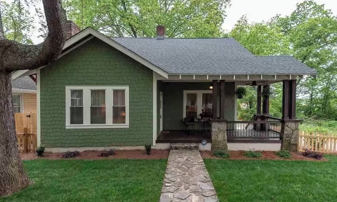 Greenville House | Cozy & Centrally Located Downtown Retreat