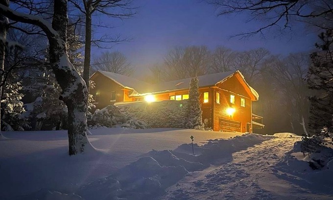 The Blue Mountains Ski Chalet | Cozy chalet, minutes from Blue Mountain, wood-burning stove, fully renovated.