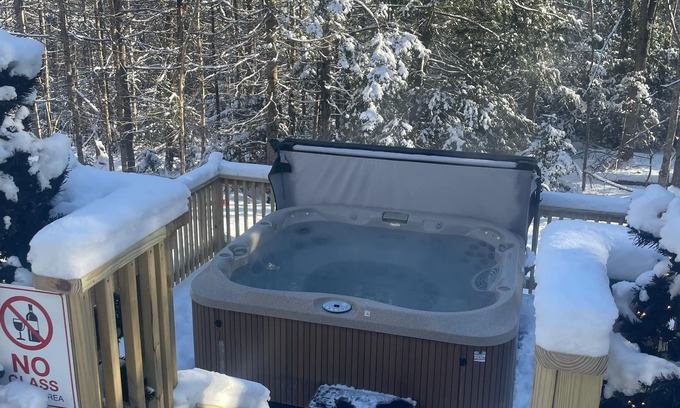 Mount Holly House | Cozy Chalet 5mins from Okemo, SAUNA JACUZZI HOT TUB