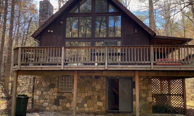 Elkton Ski Chalet | Cozy Chalet bordering Shenandoah Park near Massanutten Resort and Skyline Drive.