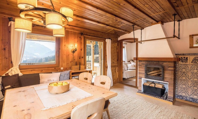 San Lorenzo di Sebato Ski Chalet | Cozy Chalet “Ferienhaus Moarbach” with Terrace & Garden