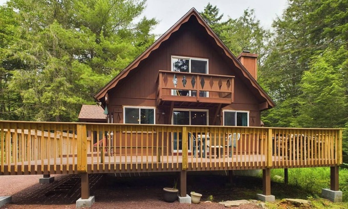 Pocono Pines Ski Chalet | Cozy Chalet in Pocono Pines. Two blocks from Lake Naomi.