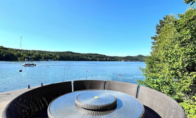 St-Aubert Ski Chalet | Cozy chalet. Lakeside. Spa.