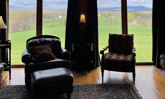 Ridgeway Ski Chalet | Cozy Chalet with beautiful Country Vista